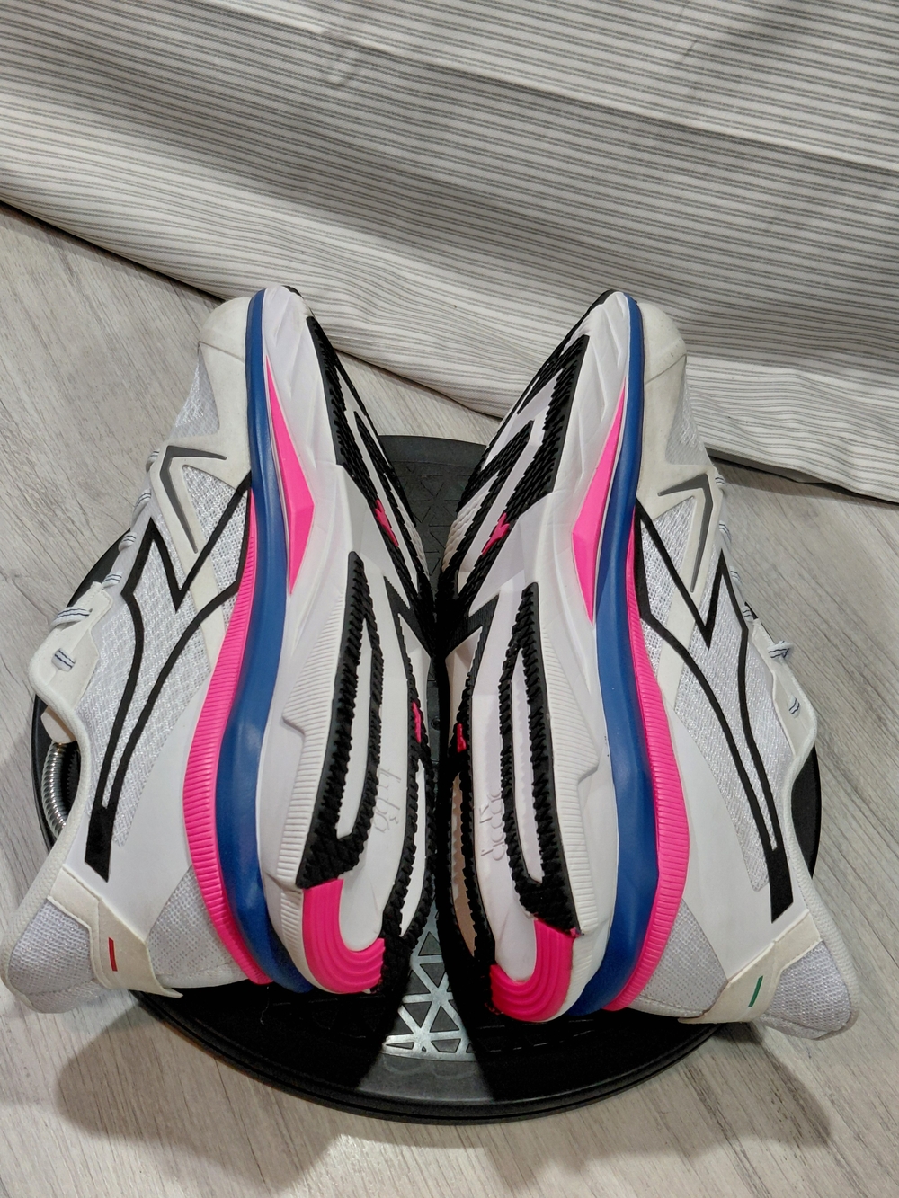 Diadora Mens V7000-2 Italian White Running Shoes with Pink & Blue Accents M10.5 - Picture 6 of 16